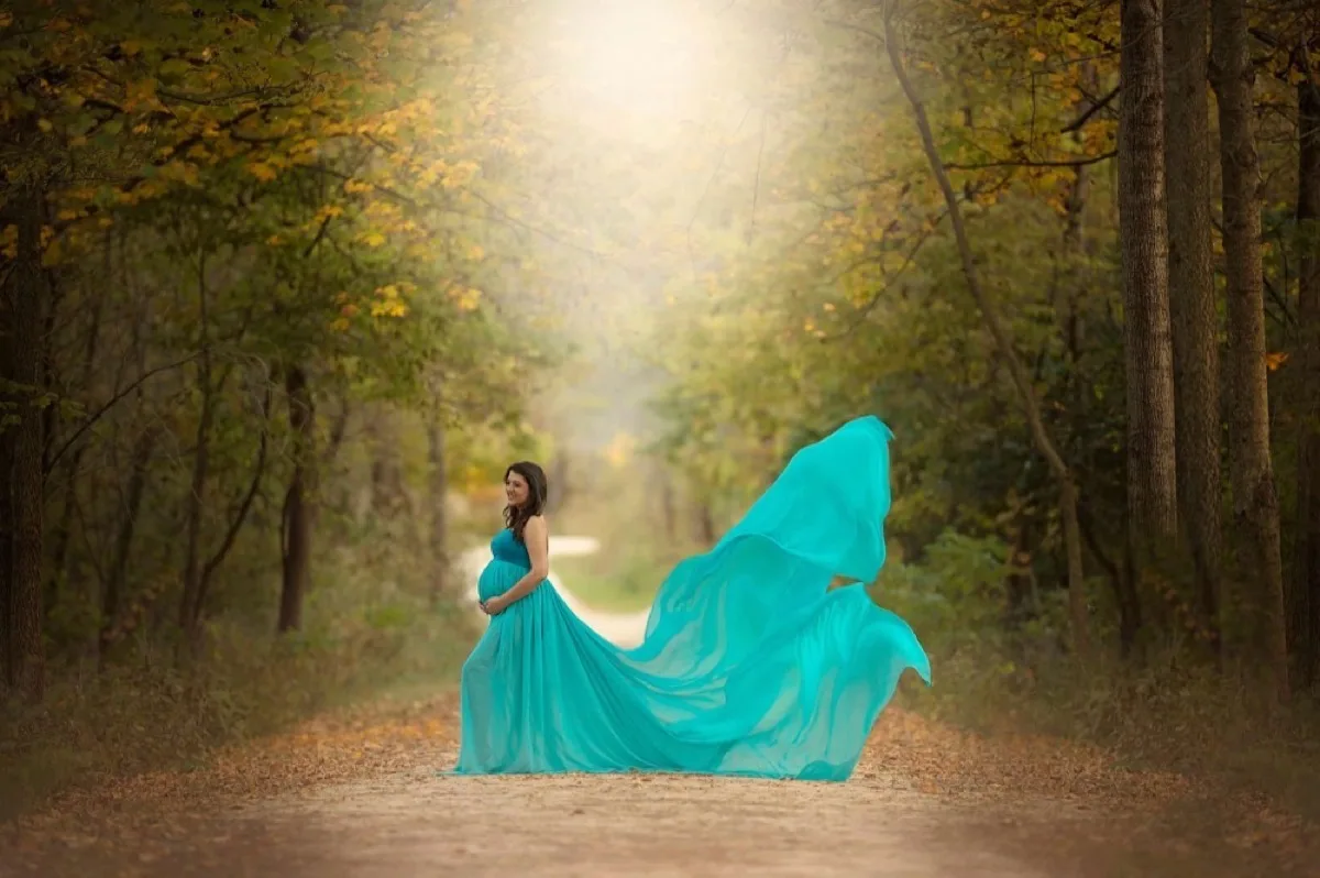 Fine-art outdoor maternity portrait in Chicago