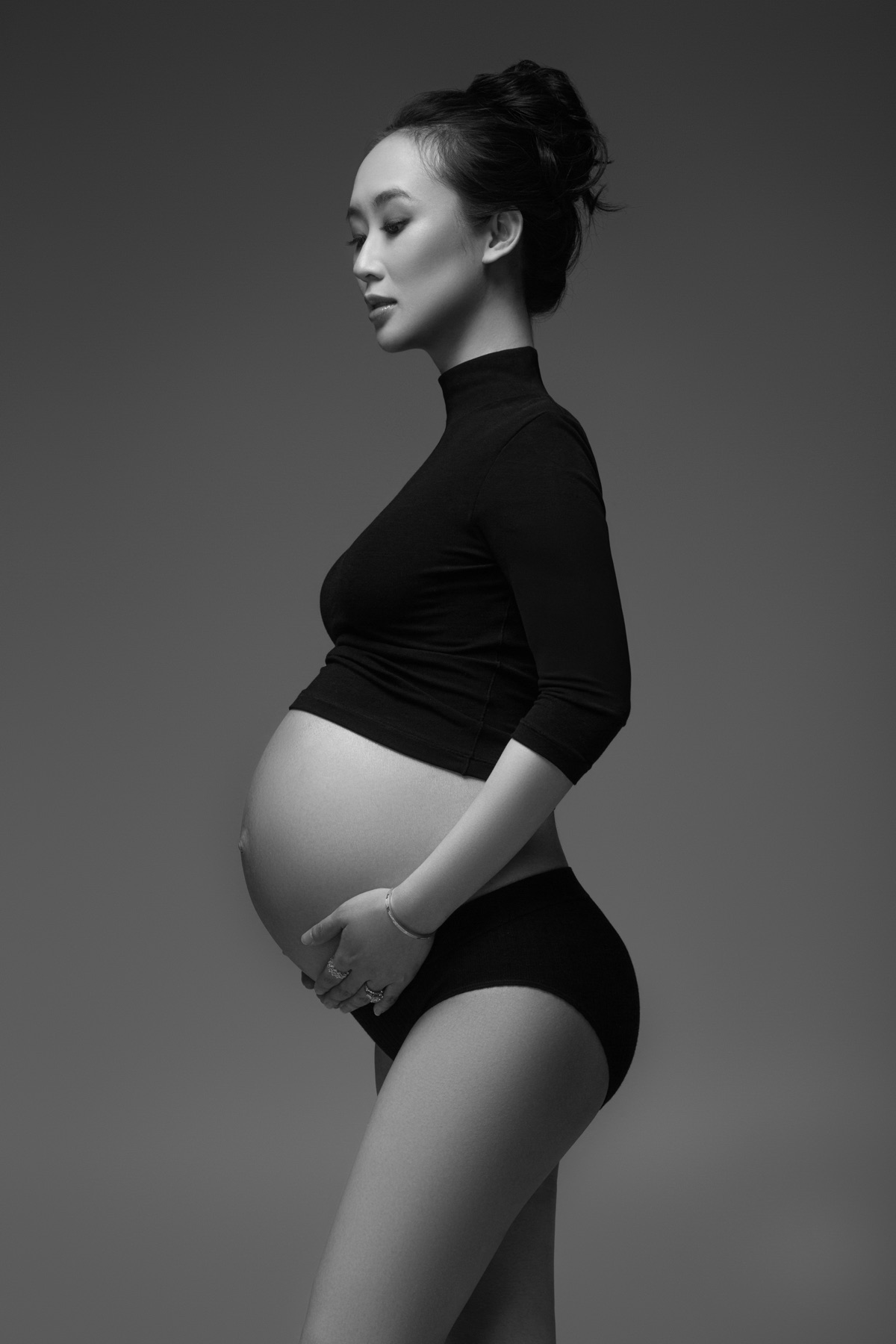 Fine-art studio maternity portrait of an expectant mother in Chicago